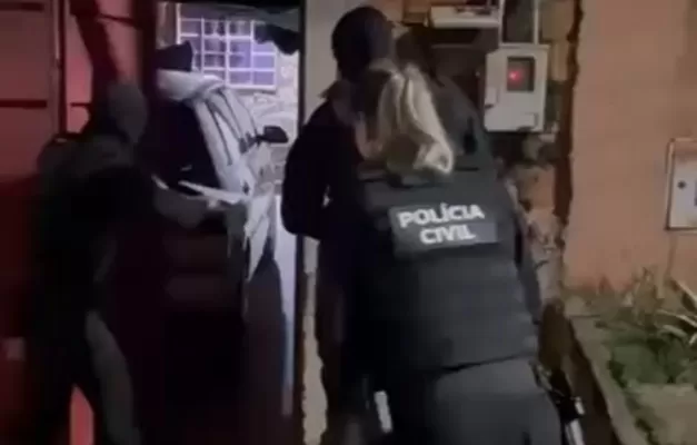Policiais em abordagem (Foto: PCGO)
