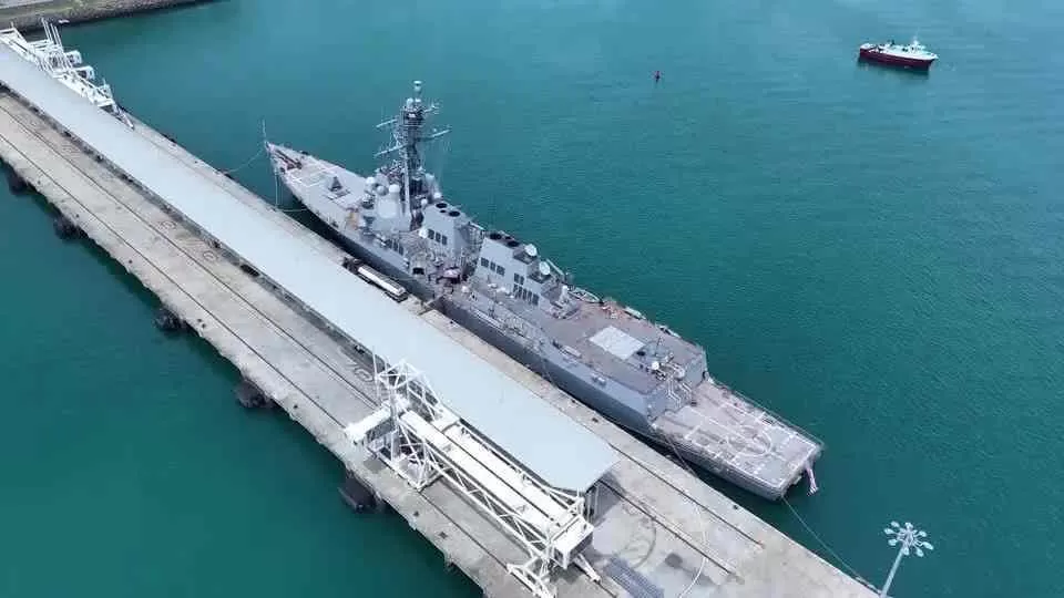 ontratorpedeiro de mísseis guiados USS Sampson DDG-102 da Marinha dos EUA ancorado no Canal do Panamá • Reprodução/Reuters