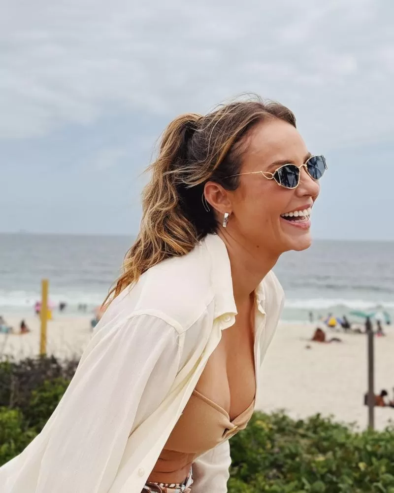 Paolla Oliveira conciliou dia de praia com compromissos profissionais • Instagram/Paolla Oliveira Facebook Twitter Linkedin WhatsApp Copiar link Ouvir notícia