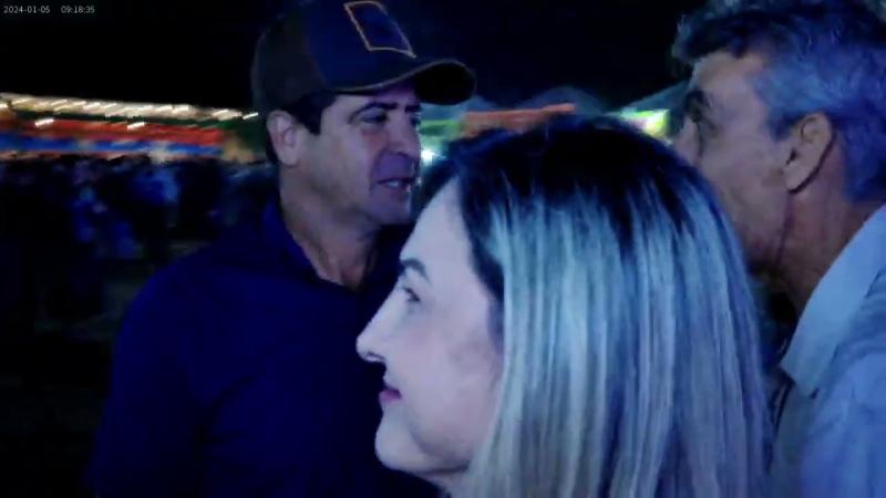 ? O povo quer ver o Panda! Carlos Alberto faz a festa no meio da galera em Rialma! ?? O jornalista Carlos Alberto deu aquele tradicional giro no meio do público na Festa do Peão de Rialma